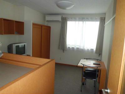 居室・リビング　２階居室はカーペット敷き。