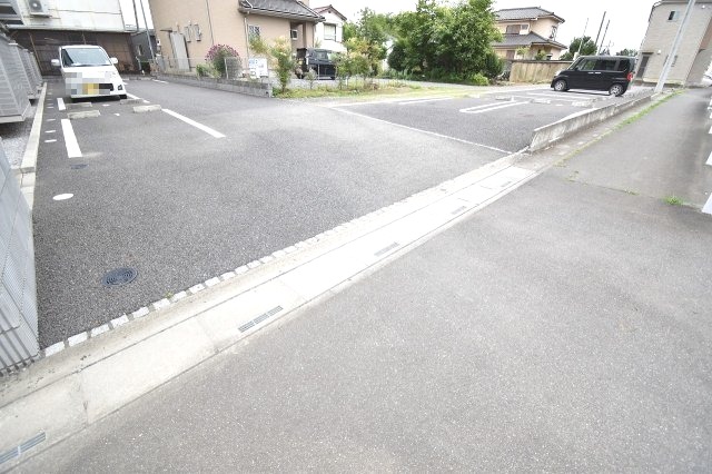 【大里郡寄居町大字赤浜のアパートの駐車場】