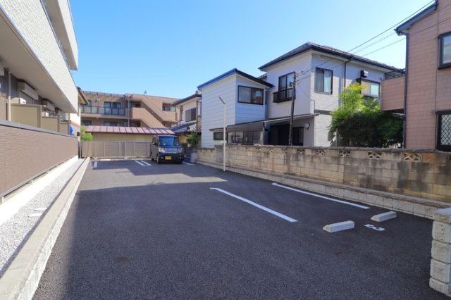 【上尾市柏座のアパートの駐車場】