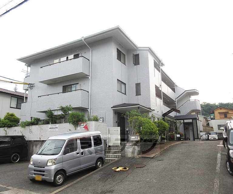 京都市山科区上花山講田町のマンションの建物外観