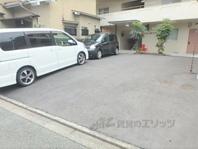 【コーポラスナリタの駐車場】