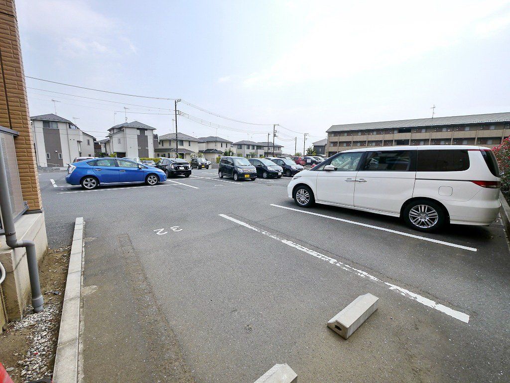 【入間市大字上藤沢のアパートの駐車場】