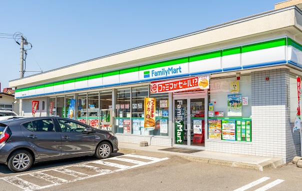 コンビニ　ファミリーマート千歳春日3丁目店（コンビニ）まで270m