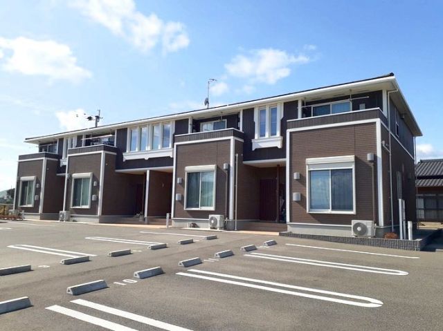 築上郡築上町大字西八田のアパートの建物外観