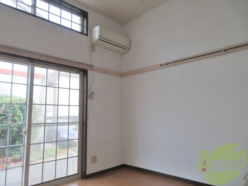 居室・リビング　６帖の洋室です。広々として、きれいですね。