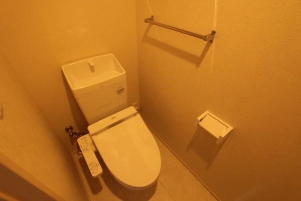 トイレ　温水シャワー付きトイレです