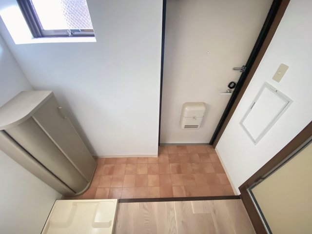 玄関　同物件別部屋写真