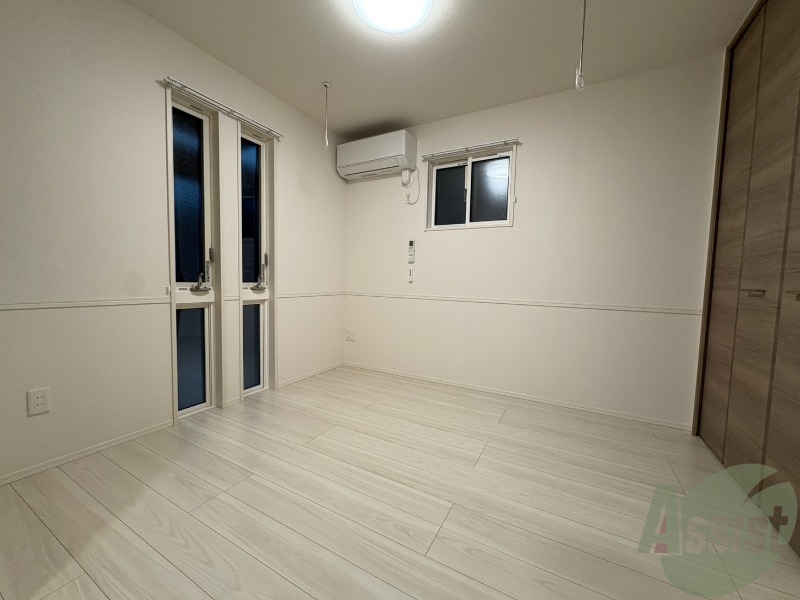 その他部屋・スペース　寝室には窓があるので、朝の目覚めが良さそうです。