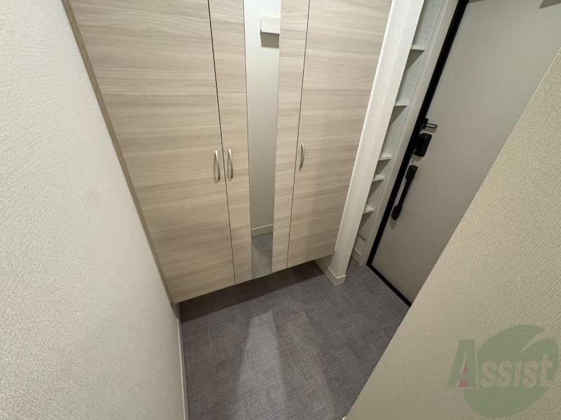 玄関　仕事から帰って迎えてくれるのはスタイリッシュな玄関です。