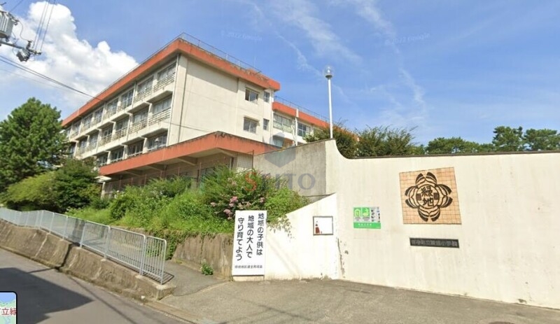小学校　豊中市立緑地小学校（小学校）まで870m