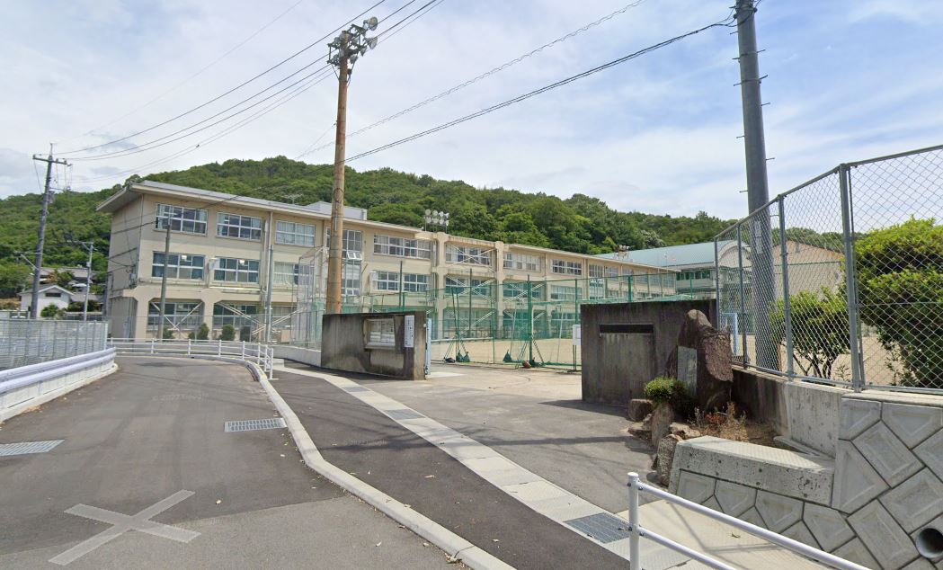 中学校　尾道市立日比崎中学校（中学校）まで1151m