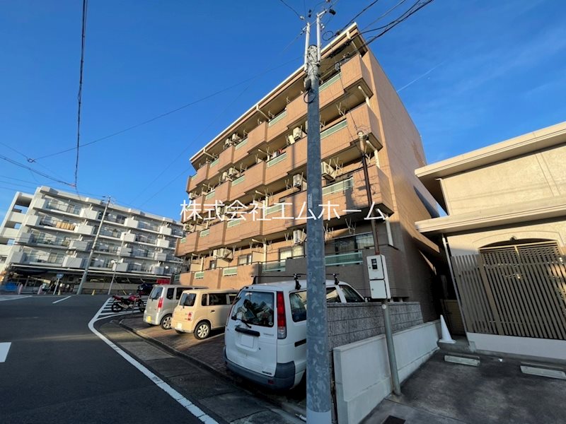 建物外観　外観　オートロック付　敷地内平面駐車場有　ゴミステーション有