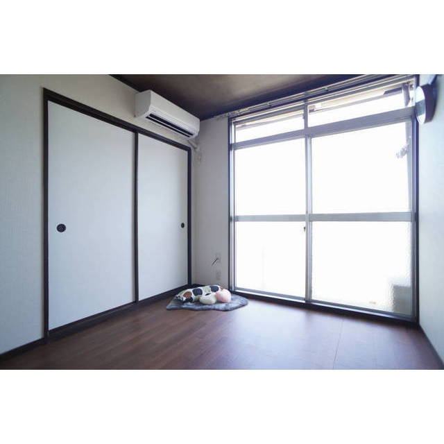 居室・リビング　南側洋室３．８帖です♪