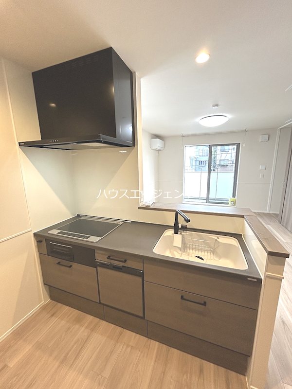 キッチン　リビングの見渡せるシステムキッチンです。