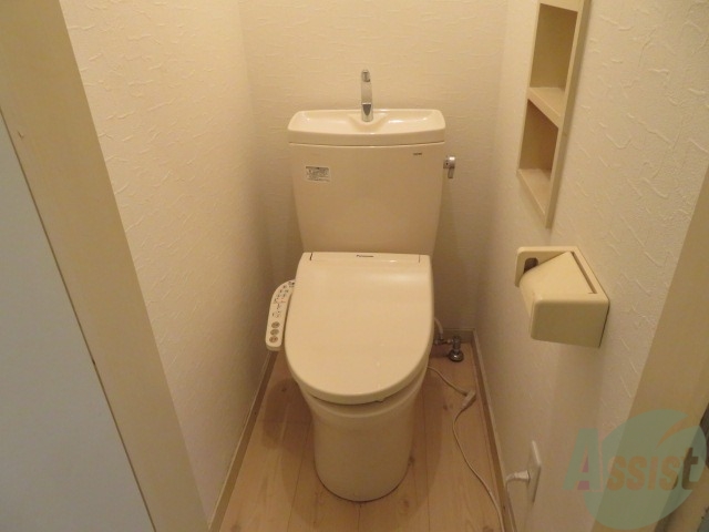 トイレ　トイレは温水洗浄便座になります。清潔につかえて良いですね。