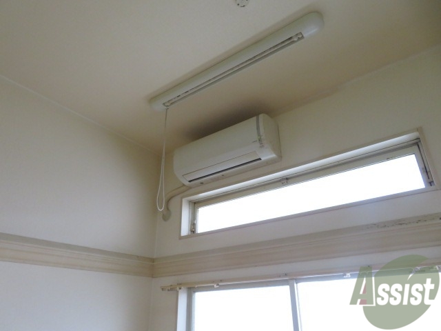 その他設備　洋室にはエアコンがついていますよ。年中快適に過ごせますね。