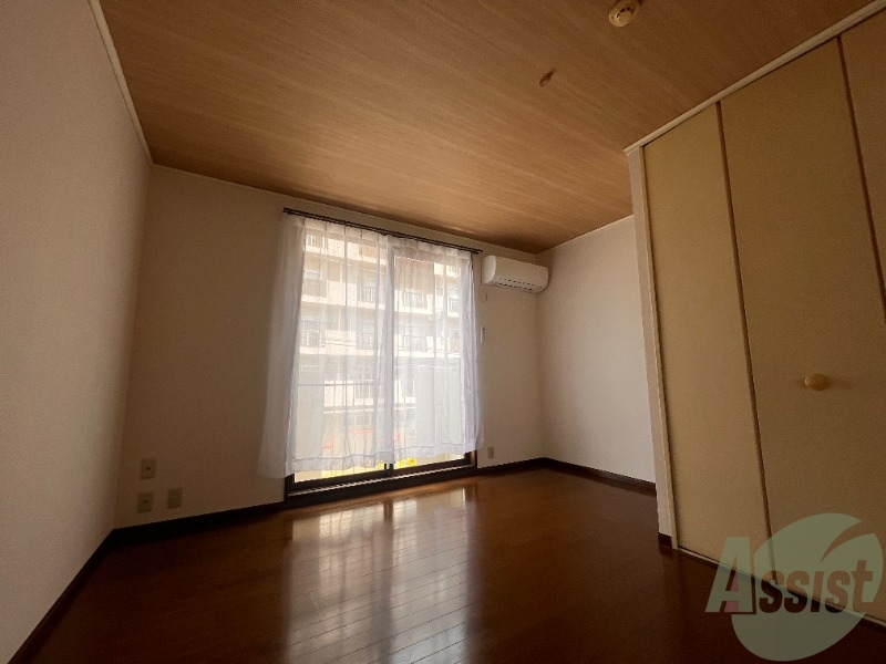 居室・リビング　洋室は６．７帖の洋室です。単身の方ですとちょうどいいですね。