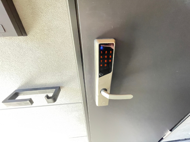 玄関　暗証番号式の鍵