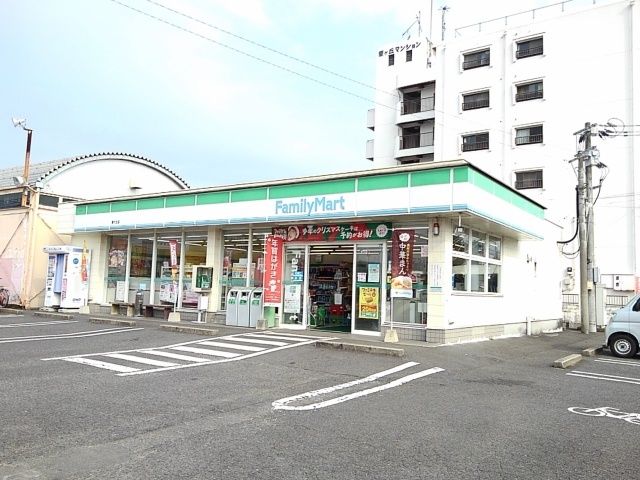 コンビニ　ファミリーマート妻ヶ丘店（コンビニ）まで550m