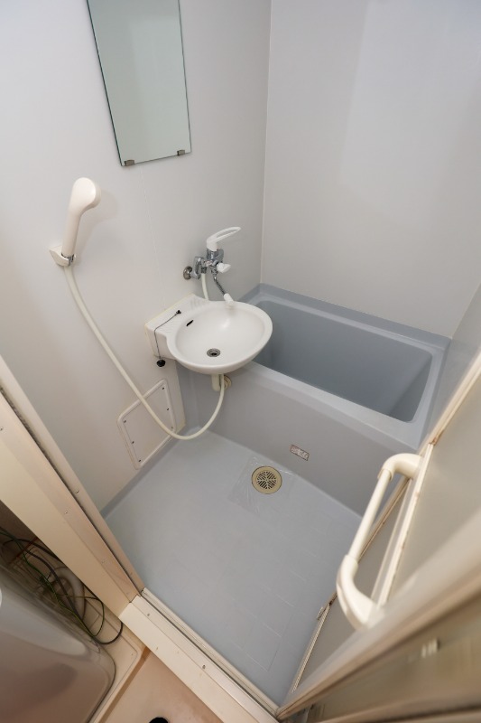 バス・シャワールーム　洗面台付きのユニットバス