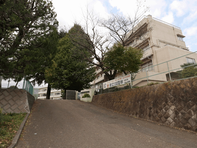 中学校　厚木市立小鮎中学校（中学校）まで1478m