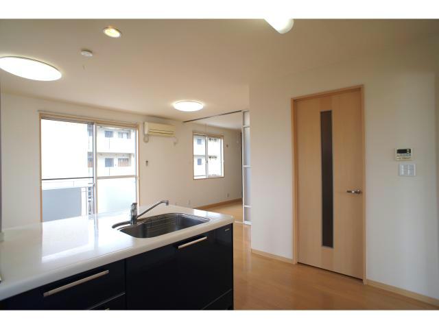 キッチン　キッチンからリビングを見渡せます