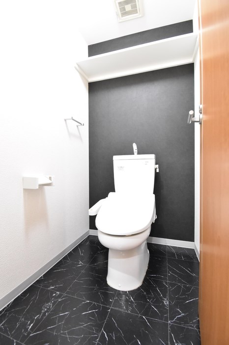 トイレ　おしゃれな空間の温水洗浄暖房便座トイレです