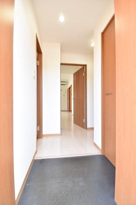 玄関　広々とした玄関はトールタイプのシューズボックス付きです