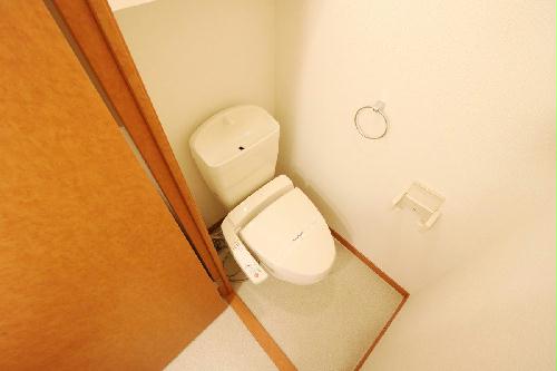 トイレ　快適な温水洗浄便座付きトイレになります。