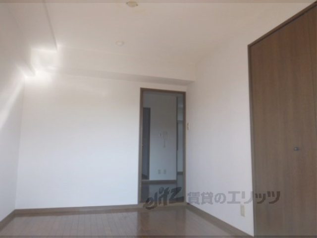 居室・リビング　日当たりの良い洋室です。