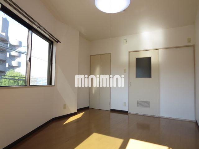 居室・リビング　角部屋で２面に窓がございます。