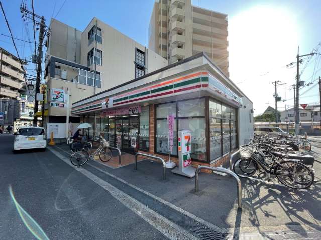 コンビニ　セブンイレブン（コンビニ）まで427m