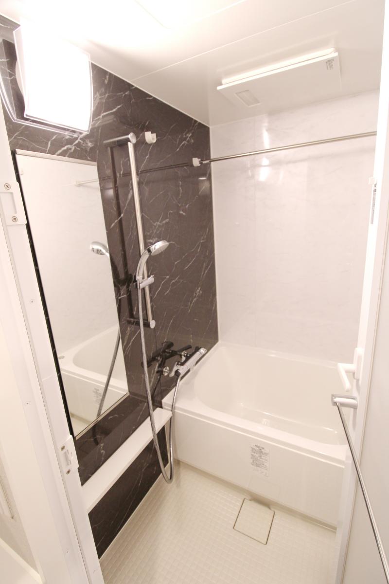 バス・シャワールーム　コンパクトで使いやすいお風呂です