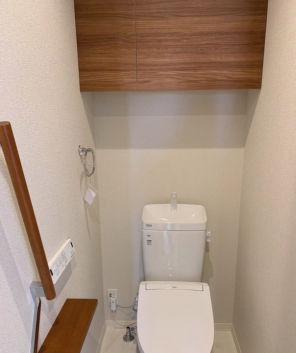 トイレ　落ち着いた色調のトイレです