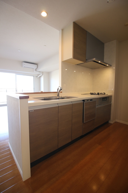 キッチン　５０１号室モデルルーム写真※階数によりお部屋の色味が異なる場