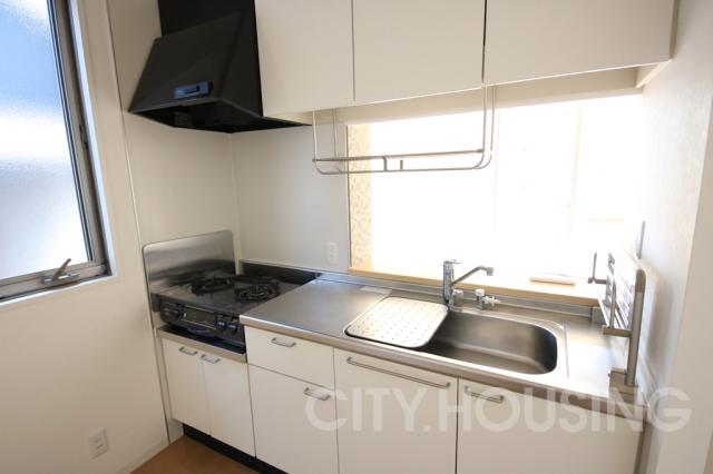 キッチン　※同タイプ部屋の写真です。