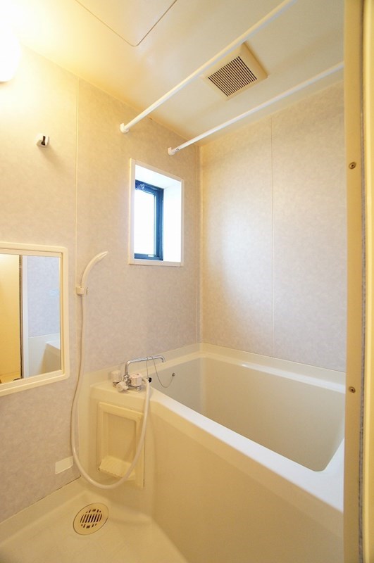 バス・シャワールーム　自然光の入るバスルームでくつろぎのひと時を。