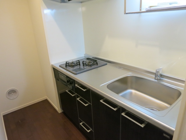 キッチン　グリル付き２口コンロ、窓がついて明るい♪　※同間取り別部屋参