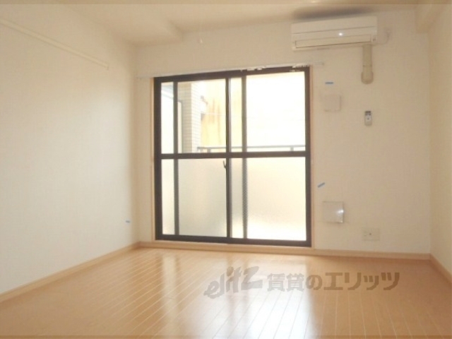 居室・リビング　１０．６帖の広々洋室