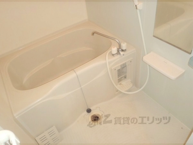 バス・シャワールーム　鏡付きのお風呂