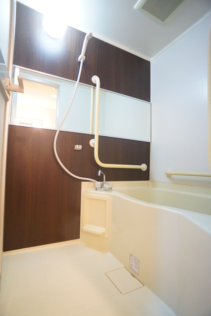 バス・シャワールーム　追い焚き機能付バス☆入浴時間がずれても安心ですね♪