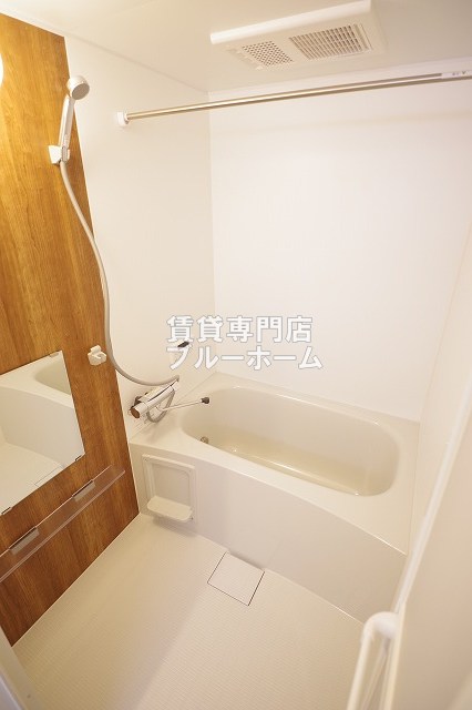 バス・シャワールーム　浴室乾燥機・追い炊き機能付きお風呂です！