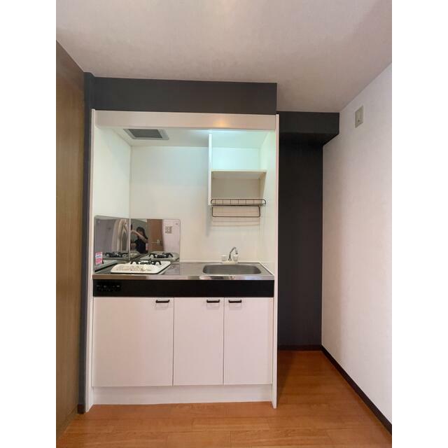 キッチン　アクセントクロス張り