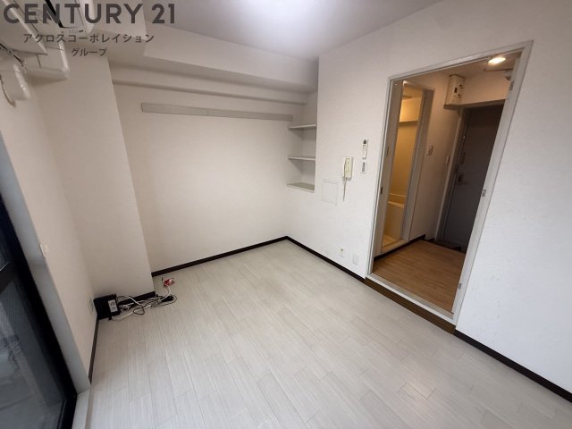 居室・リビング　床色が明るい色合いで、とてもきれいです。