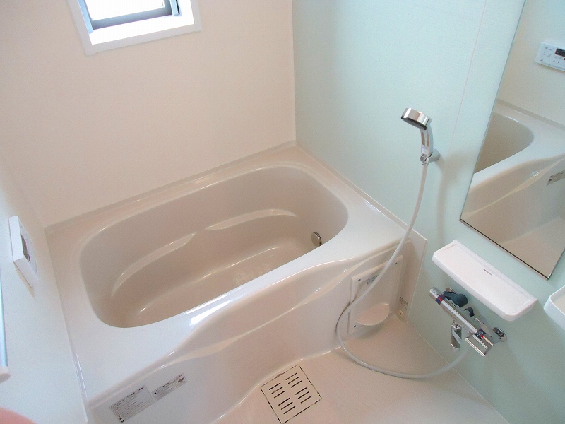 バス・シャワールーム　浴室乾燥機・追い焚き付き♪窓もあります