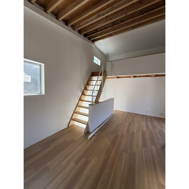 居室・リビング　２階、ロフトへは固定階段で楽々