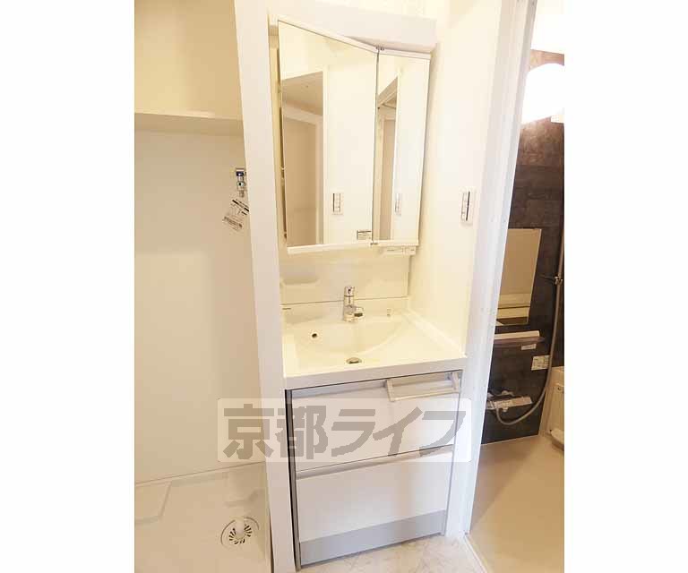 洗面設備　うれしい独立洗面台です。