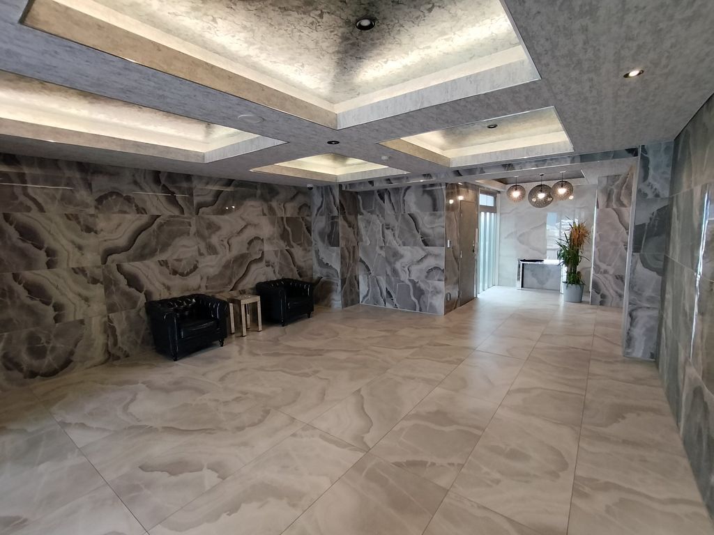 ロビー　駐車場