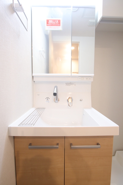 洗面設備　朝の支度に便利な独立洗面台♪
