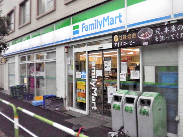 コンビニ　ファミリーマート滝野川一丁目店（コンビニ）まで200m
